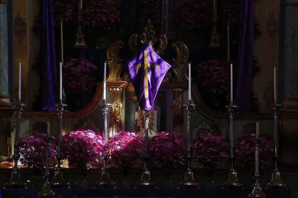 Settimana Santa - immagini sacre coperte di stoffa viola — Foto Stock