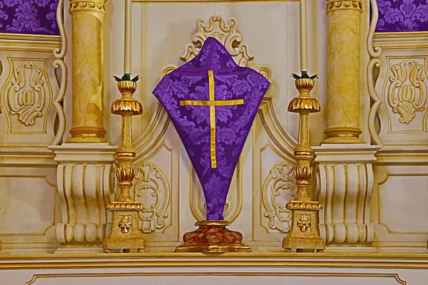 Святійший тиждень-священні зображення покриті фіолетовою тканиною — стокове фото