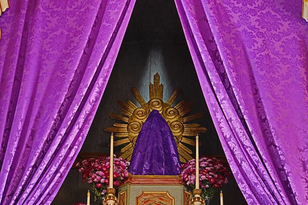 Semana Santa - imágenes sagradas cubiertas con tela púrpura —  Fotos de Stock