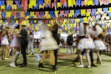  Festa Junina sırasında öğrenciler dansa katılıyor