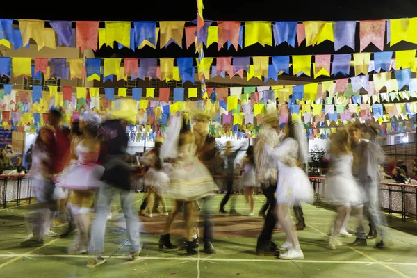Festa Junina sırasında öğrenciler dansa katılıyor — Stok fotoğraf