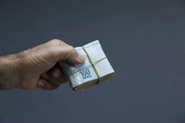 Hände, die brasilianische echte Scheine halten - Geld aus Brasilien - Scheine o — Stockfoto