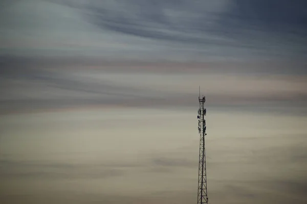 Телекоммуникационные башни, телефонные и интернет-антенны — стоковое фото
