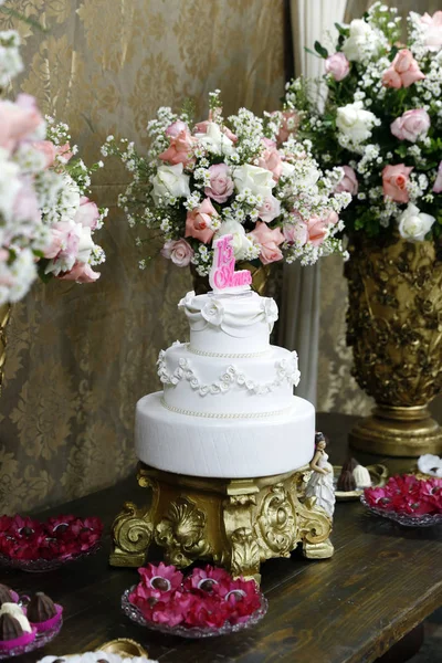 Tarta de fiesta, tarta de cumpleaños de 15 años, quince años —  Fotos de Stock