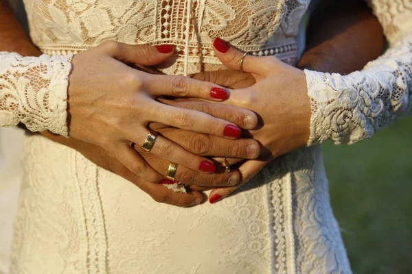 Bride and Groom Hands and Wedding Rings - Wedding Rings — Stock Photo, Image