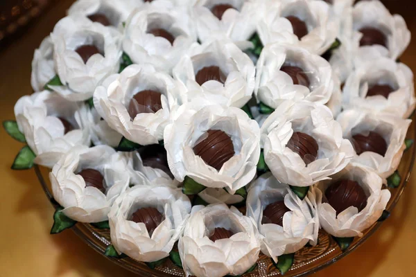 Caramelle per feste - Caramelle per feste - Caramelle al cioccolato e ciliegie — Foto Stock