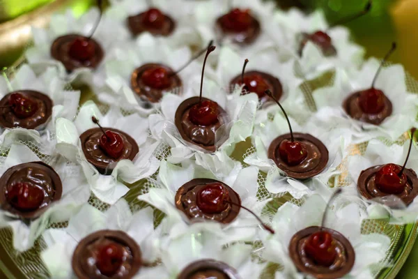 Caramelo de fiesta - Caramelo para la celebración - Chocolate y caramelo de cereza — Foto de Stock