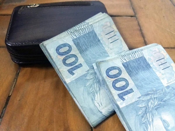 Hände, die brasilianische echte Scheine halten - Geld aus Brasilien - Scheine o — Stockfoto
