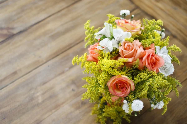 Ahşap doku alanı ile çiçek düzenleme