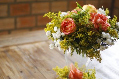 Ahşap doku alanı ile çiçek düzenleme