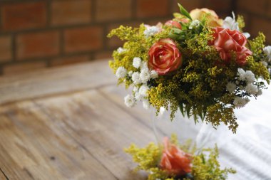 Ahşap doku alanı ile çiçek düzenleme