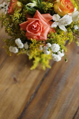 Ahşap doku alanı ile çiçek düzenleme