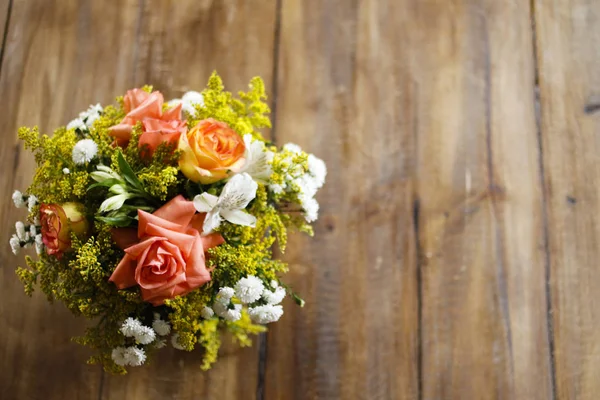 Bloemstuk met hout textuur ruimte — Stockfoto