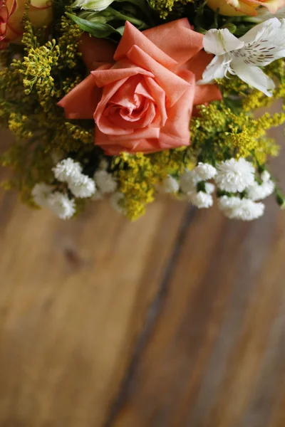 Flower arrangement with wood texture space — Stock Photo, Image