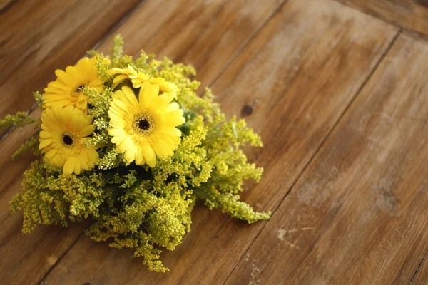 Disposizione dei fiori con spazio texture in legno — Foto Stock