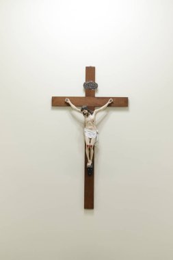çarmıha gerilmiş İsa'nın resmi ile heykeli