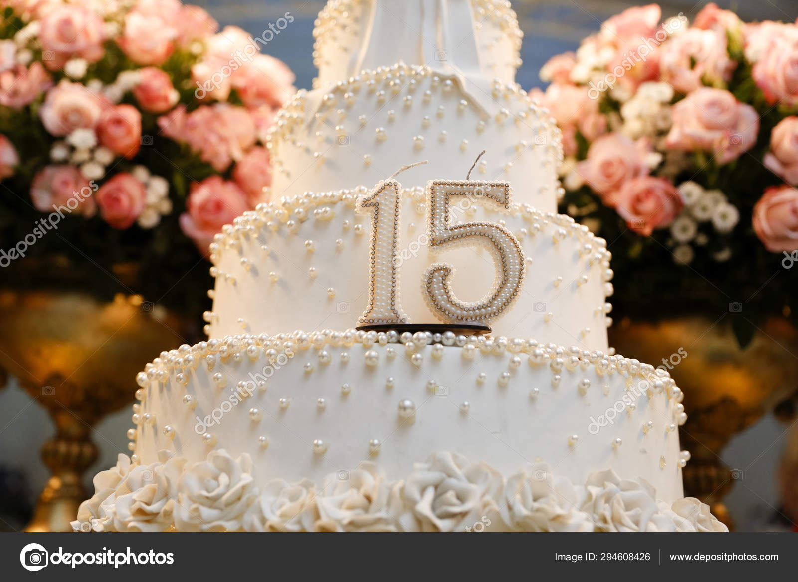 Bolo De Festa, Bolo De Aniversário De 15 Anos, Quinze Anos Foto de Stock -  Imagem de noite, brilhante: 159050462