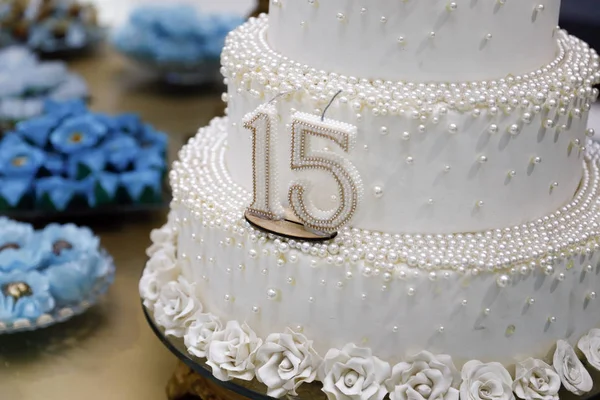 Feest taart, 15 jaar oude verjaardagstaart, vijftien jaar oud — Stockfoto