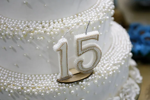 Bolo De Festa, Bolo De Aniversário De 15 Anos, Quinze Anos Foto de Stock -  Imagem de noite, brilhante: 159050462