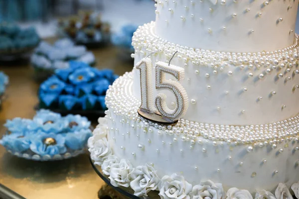 Feest taart, 15 jaar oude verjaardagstaart, vijftien jaar oud — Stockfoto