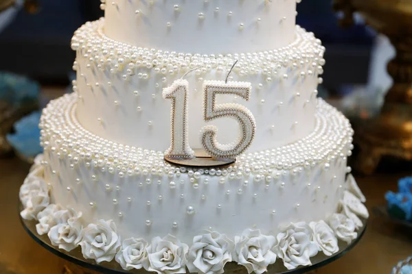 Bolo de festa, bolo de aniversário de 15 anos, quinze anos — Fotografia de Stock