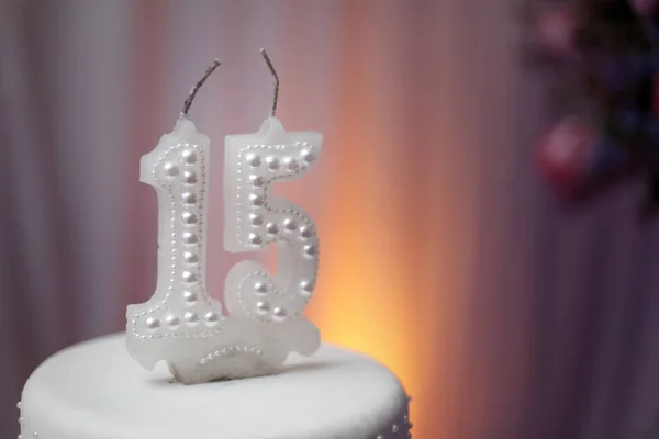 Bolo De Festa, Bolo De Aniversário De 15 Anos, Quinze Anos Foto de Stock -  Imagem de noite, brilhante: 159050462