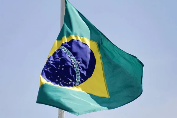 Bandeira brasileira agitando de um pólo de bandeira - Brasil — Fotografia de Stock