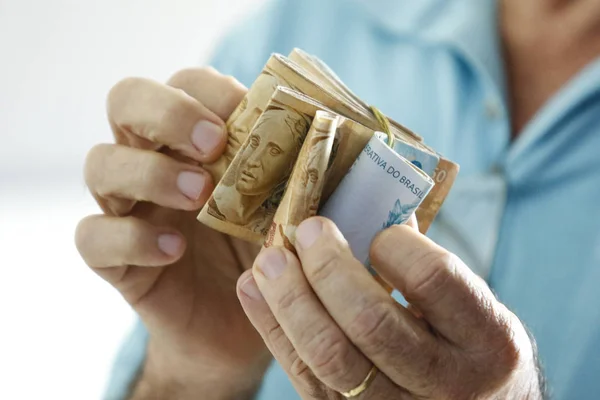 Hände, die brasilianische echte Scheine halten - Geld aus Brasilien - Scheine o — Stockfoto