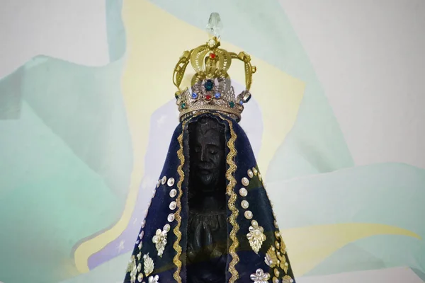 Statue de l'image de Notre-Dame d'Aparecida et drapeau du Brésil — Photo