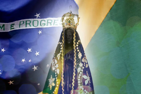 Estátua da imagem de Nossa Senhora de Aparecida e Bandeira do Brasil — Fotografia de Stock