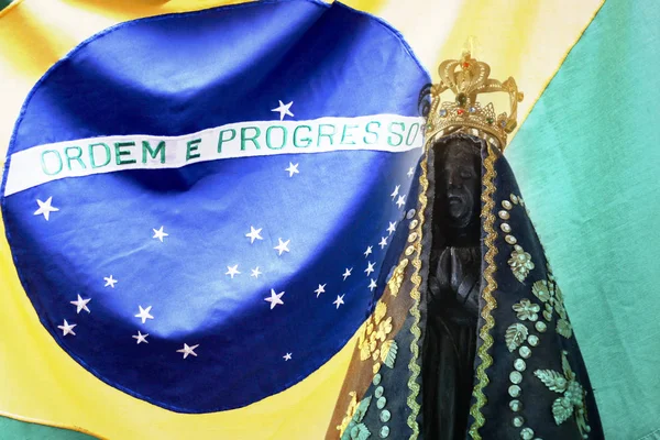 Estátua da imagem de Nossa Senhora de Aparecida e Bandeira do Brasil — Fotografia de Stock