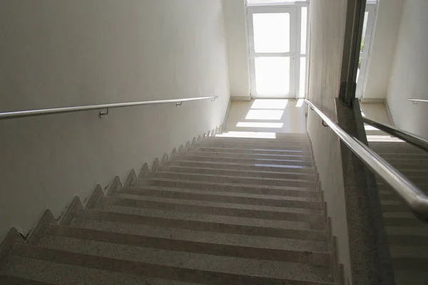 सीढ़ी और दरवाजा स्पष्ट पथ अवधारणा — स्टॉक फ़ोटो, इमेज