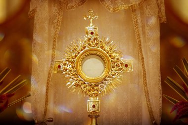 Katolik kilisesi ayininde ibadet için kutsal bir tören - Katolik kilisesine tapınma - kutsal saat - kutsal hafta