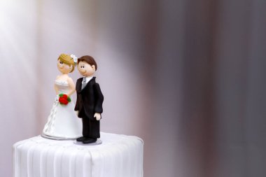 Gelin ve damadın güzel heykelleri dekoratif düğün pastası - gelin ve damat çifti düğün pastasında oyuncak bebek