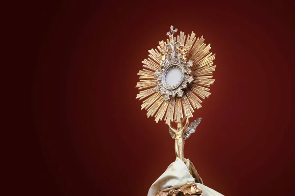 Katolik kilisesi ayininde ibadet için kutsal bir tören - Katolik kilisesine tapınma - kutsal saat - kutsal hafta