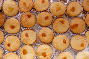 Brezilya aperatiflerine vurgu yap. Sıralanmış tavuklu birkaç lezzetli turta