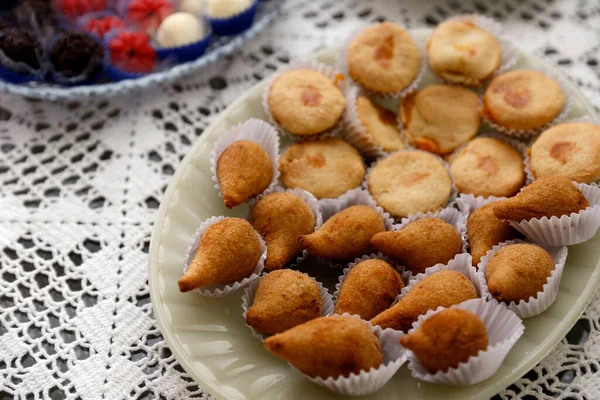 Coxinha Empada Brazylijska Przekąska Kilka Pyszne Przekąski Kurczaka Białym Talerzu — Zdjęcie stockowe