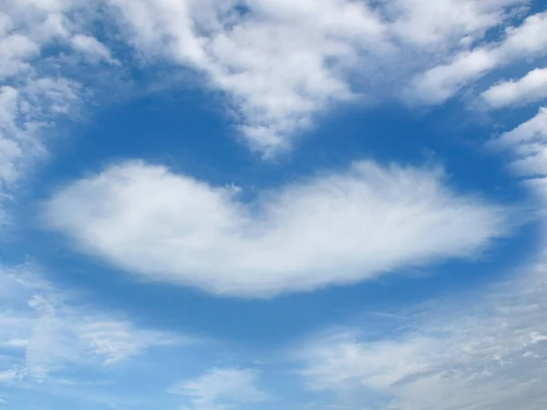 Herzförmige Wolke Klaren Blauen Himmel Laufe Des Tages Romantisches Liebeskonzept — Stockfoto