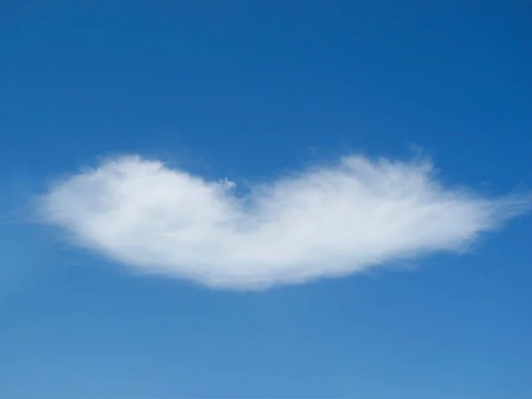 Herzförmige Wolke Klaren Blauen Himmel Laufe Des Tages Romantisches Liebeskonzept — Stockfoto