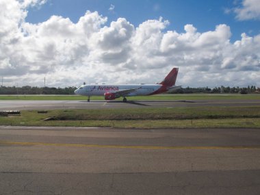 Salvador, Bahia / Brezilya - 28 Temmuz 2018: Avianca havayolu uçağının iniş veya kalkışı sırasında uçak penceresinden görüntü.