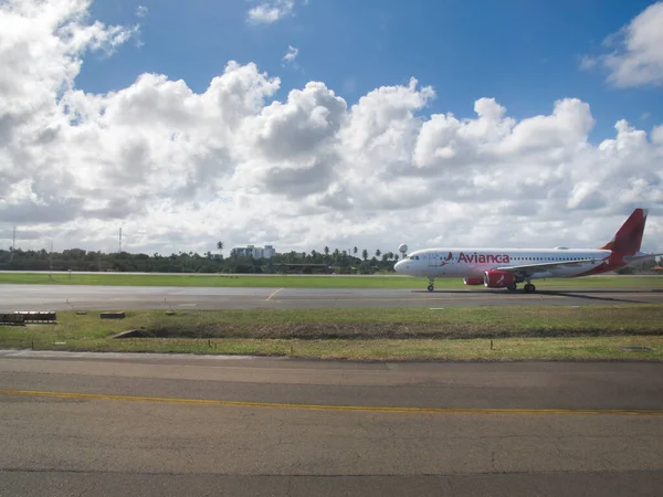 サルバドール バイーア ブラジル 2018年7月28日 アビアンカ航空機の着陸または離陸中の飛行機の窓からの眺め — ストック写真