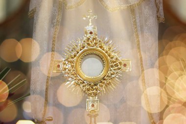 Katolik kilisesi ayininde ibadet için kutsal bir tören - Katolik kilisesine tapınma - kutsal saat - kutsal hafta