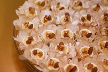 Parti için çeşitli lezzetli ve güzel şekerler ve düğün kutlaması ve resepsiyon çikolatası.