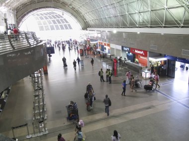 Fortaleza, Ceara / Brazil - 28 Temmuz 2018: Uluslararası Fortaleza havaalanı - Pinto Martins 'in lobisinde yolcu alımı ve inişi devam ediyor