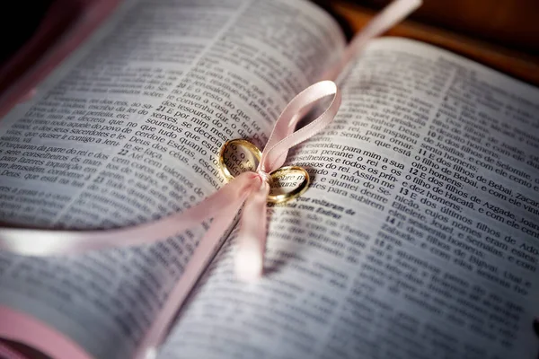 Lazo Con Anillos Boda Biblia Santa Iglesia Católica —  Fotos de Stock