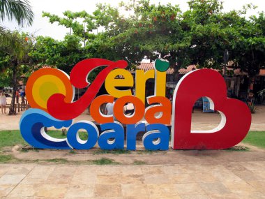 Jericoacoara, CE / Brazil - 19 Ocak 2020 - Ceara eyaleti Jericoacoara 'da bir meydanda Jericoacoara yazısıyla büyük, renkli harflerle yazılmış varış turizm levhası