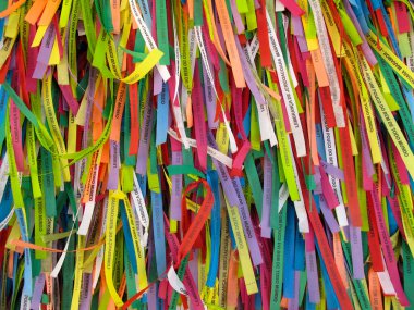 Jericoacoara, Ceara / Brazil - 20 Ocak 2020 - Brezilya 'nın kuzeydoğusundaki Jericoacoara, Ceara' da turistler tarafından seyahat hatırası olarak kullanılan çeşitli renkli kurdeleler ve mesajlar