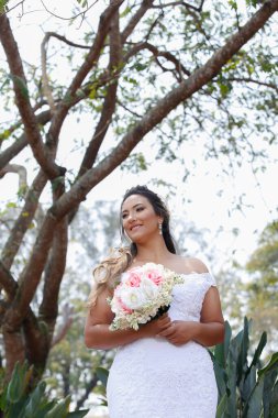 Güzel Brezilyalı gelin, düğün kıyafeti giymiş.