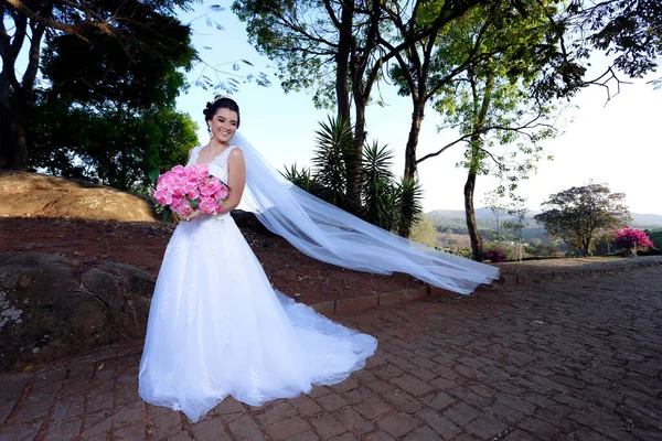 Bela Noiva Brasileira Vestida Com Traje Casamento — Fotografia de Stock