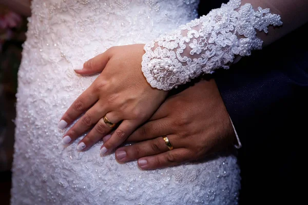 Detail Hands Newlyweds Wedding Displaying Gold Wedding Rings — Stock Photo, Image